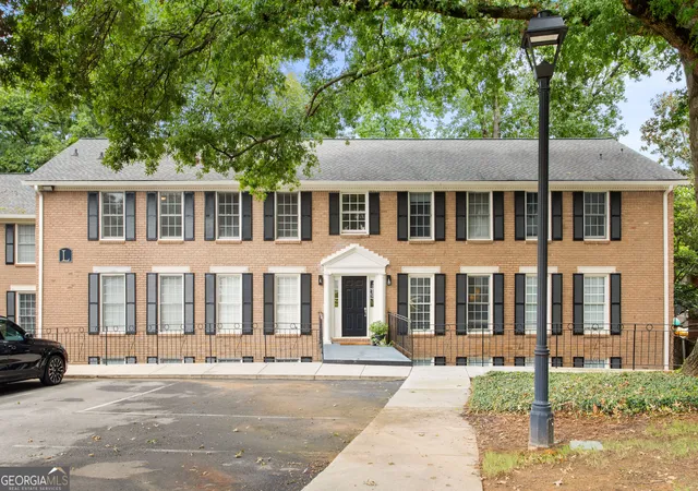 Listing Photo 2 - Condo for sale in building located at 1101 Collier Rd Nw, Atlanta, GA 30318 - Unit #L5