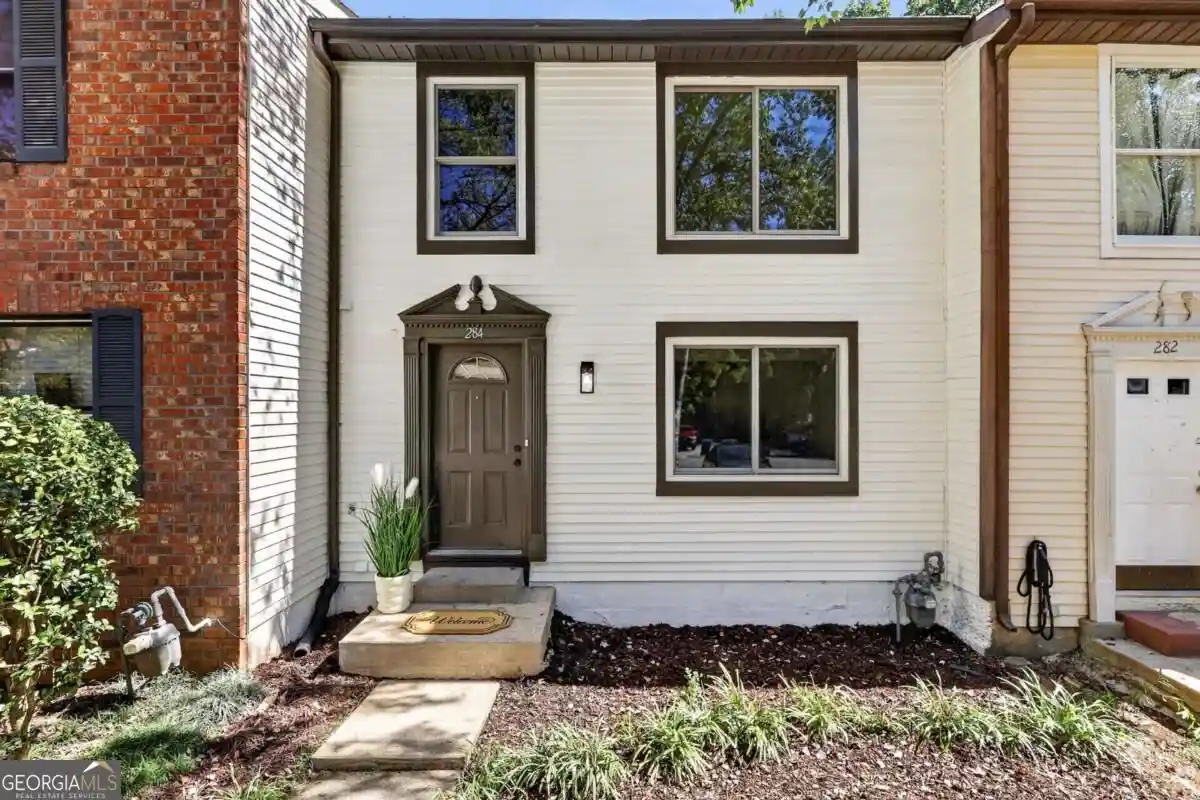 Townhouse for sale at 284 Roswell Cmns Cir, Roswell, GA 30076 | MLS# 10873632
