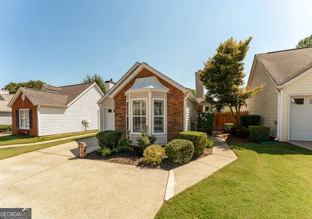 Photo 3 of Single family home for sale at 1318 Yorkshire Ln, Woodstock, GA 30188 | MLS# 10829891 | Listing updated on 2026-09-03