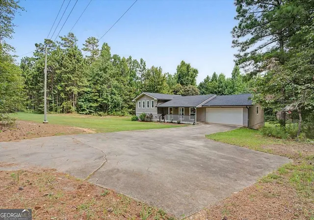 Photo 3 of Single family home for sale at 576 Cross Plains Rd, Carrollton, GA 30116 | MLS# 10820846 | Listing updated on 2026-10-02