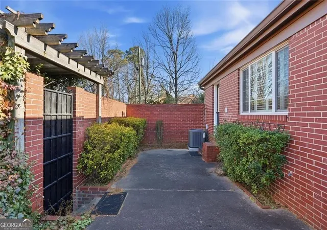 2nd image of 5375 Roswell Rd, Sandy Springs, GA 30342