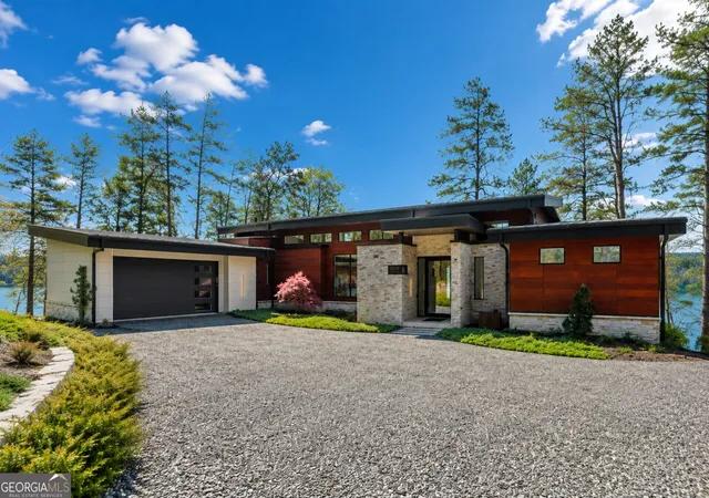 Photo 3 of Single family home for sale at 565 Wildflower Cir, Clarkesville, GA 30523 | MLS# 10735783 | Listing updated on 2026-08-05
