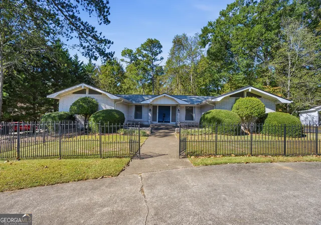 Photo 1 of Sale Pending at 9810 La View Cir, Roswell, GA 30075 | MLS# 10878627 | Listing updated on 2026-10-31