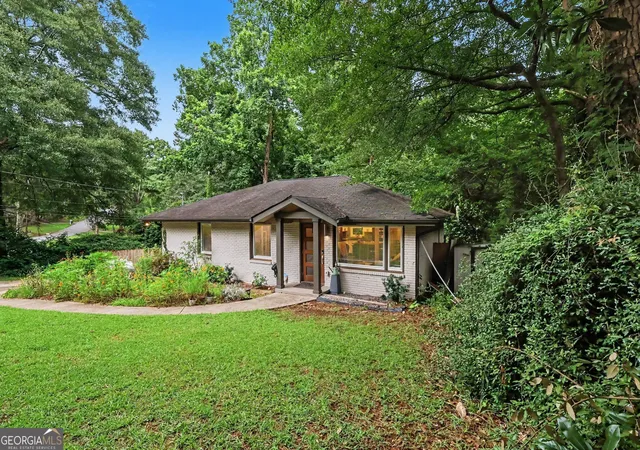 3rd image of 2041 E Lilac Ln, Decatur, GA 30032 | MLS# 10803483