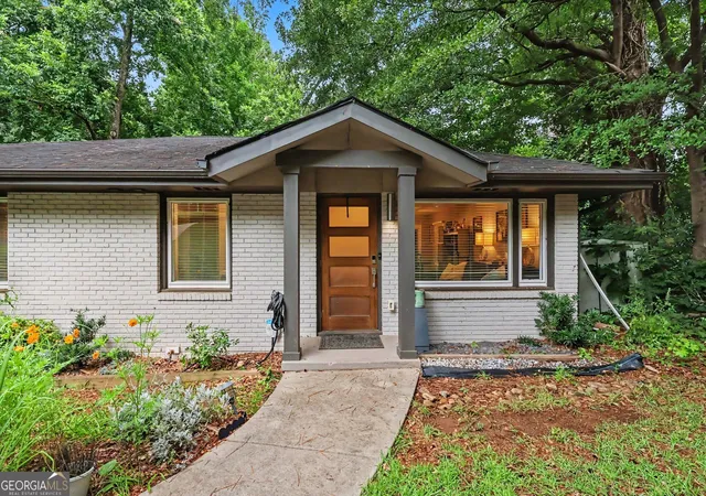 4th image of 2041 E Lilac Ln, Decatur, GA 30032 | MLS# 10803483