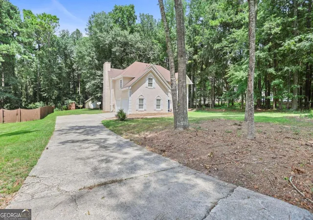 Photo 4 of Sale Pending at 652 Country Lake Dr, Hampton, GA 30228 | MLS# 10576827 | Listing updated on 2026-01-20