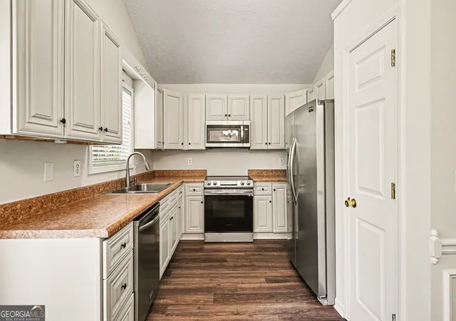 Photo 3 of Single family home for sale at 4083 Country Ln, Gainesville, GA 30507 | MLS# 10733216 | Listing updated on 2026-09-24