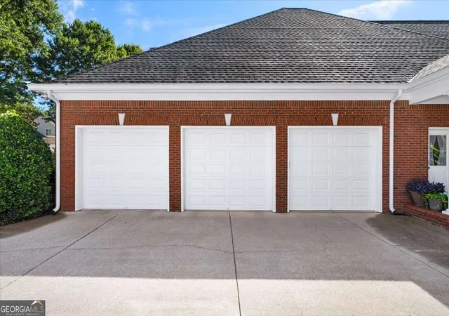 Photo 4 of Sale Pending at 4516 Meadow Clb Dr, Suwanee, GA 30024 | MLS# 10793413 | Listing updated on 2026-09-01