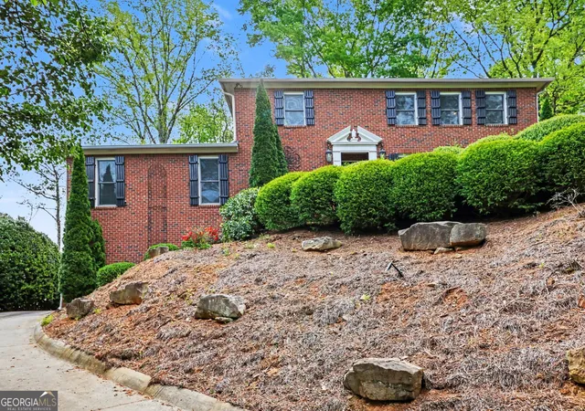 2nd image of 205 Marsh Glen Pt, Atlanta, GA 30328 | MLS# 10734093