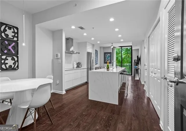 Photo 2 of Condo for sale at 3040 Peachtree Rd Nw #209, Atlanta, GA 30305 | MLS# 10812472 | Listing updated on 2026-08-07