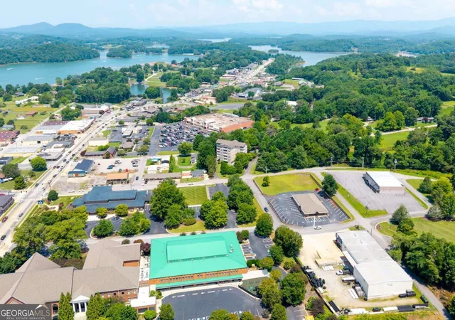 2nd image of 121 River St N, Hiawassee, GA 30546
