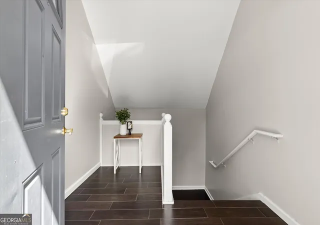 Listing Photo 5 - Condo for sale in building located at 3980 Riverlook Pkwy SE, Marietta, GA 30067 - Unit #103