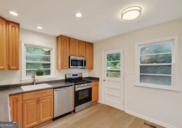 4th image of 3650 Fred Walker Dr Sw, Smyrna, GA 30082 | MLS# 10817497