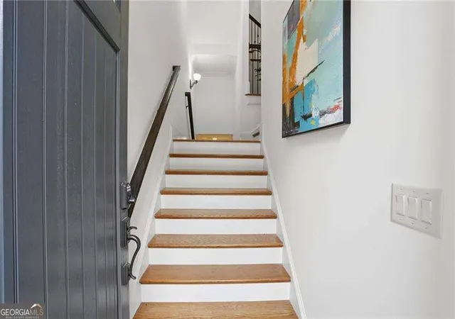 3rd image of 12 Candler Grove Dr, Decatur, GA 30030 | MLS# 10811359