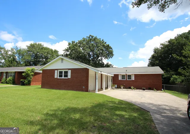 Photo 1 of Sale Pending at 215 Kimberly Road, Warner Robins, GA 31088 | MLS# 10585168 | Listing updated on 2026-01-22