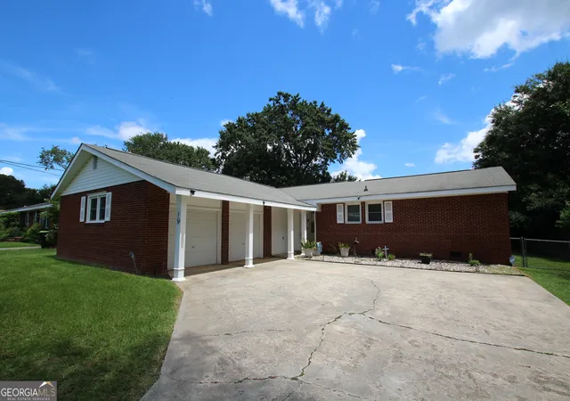 Photo 2 of Sale Pending at 215 Kimberly Road, Warner Robins, GA 31088 | MLS# 10585168 | Listing updated on 2026-01-22