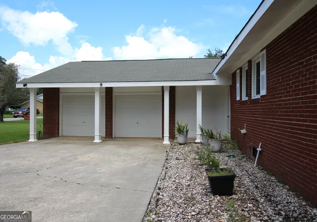 Photo 3 of Sale Pending at 215 Kimberly Road, Warner Robins, GA 31088 | MLS# 10585168 | Listing updated on 2026-01-22