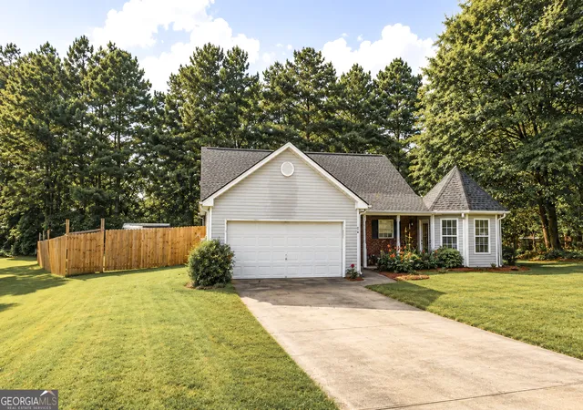 Photo 2 of Single family home for sale at 516 Cambridge Wy, Loganville, GA 30052 | MLS# 10813482 | Listing updated on 2026-09-27