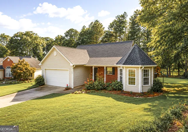 Photo 3 of Single family home for sale at 516 Cambridge Wy, Loganville, GA 30052 | MLS# 10813482 | Listing updated on 2026-09-27