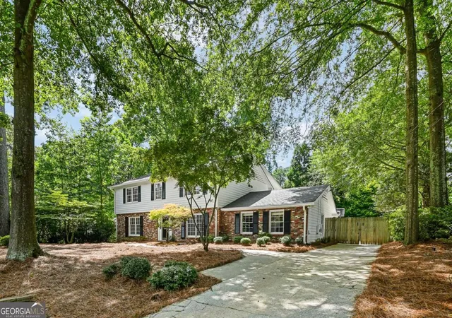 3rd image of 4696 Devonshire Rd, Atlanta, GA 30338 | MLS# 10810179