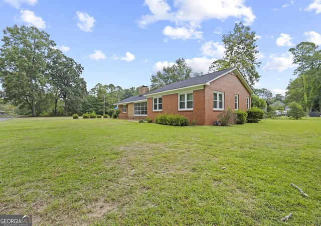 Photo 3 of Single family home for sale at 402 Westview Dr, Fort Valley, GA 31030 | MLS# 10835325 | Listing updated on 2026-09-11