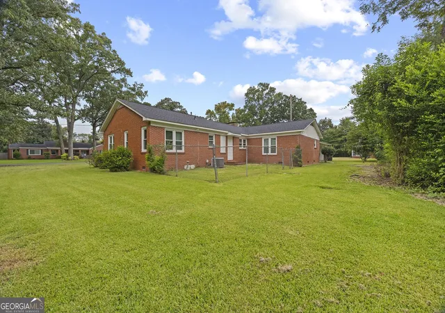 Photo 3 of Single family home for sale at 402 Westview Dr, Fort Valley, GA 31030 | MLS# 10835325 | Listing updated on 2026-09-27