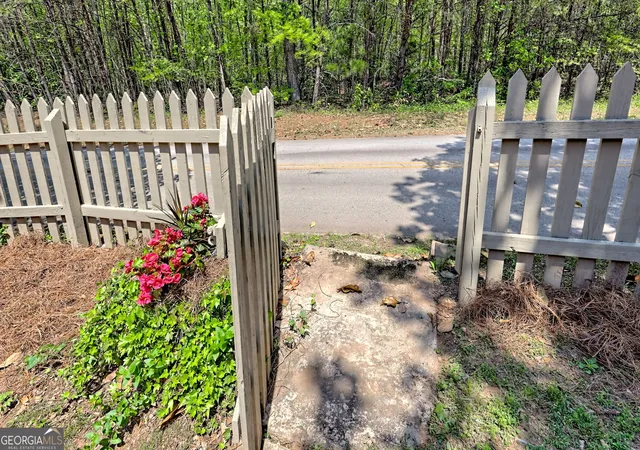 Photo 4 of Single family home for sale at 1096 Sutton Mill Rd, Clarkesville, GA 30523 | MLS# 10521860 | Listing updated on 2025-10-25