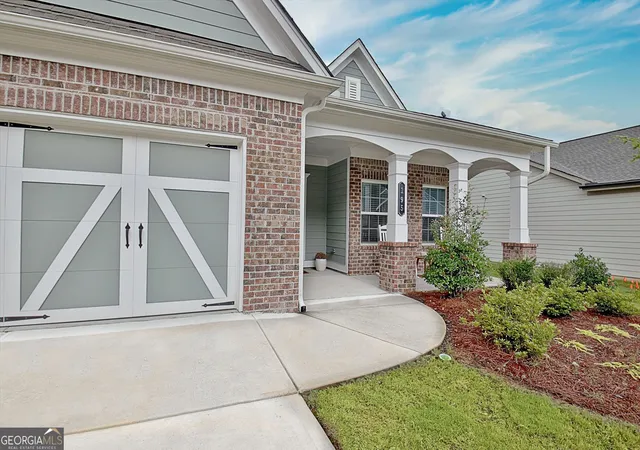 Photo 3 of Sale Pending at 195 Amherst Way, Fayetteville, GA 30215 | MLS# 10818036 | Listing updated on 2026-08-20