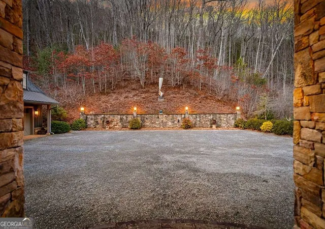 Photo 3 of Mansion for sale at 490 Red Wolf Run, Franklin, NC 28734 | MLS# 10820226 | Listing updated on 2026-09-05
