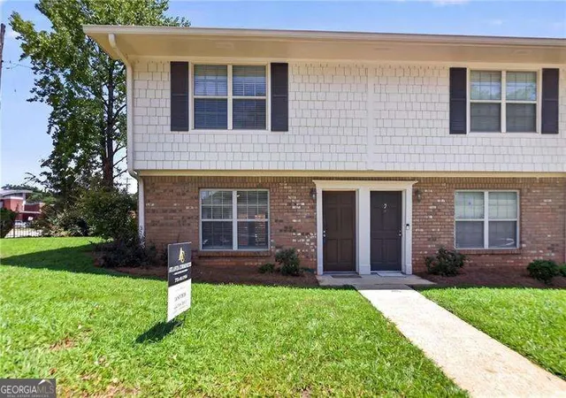 Photo 3 of Sale Pending at 1 Villa Ct Se, Smyrna, GA 30080 | MLS# 10829940 | Listing updated on 2026-09-14