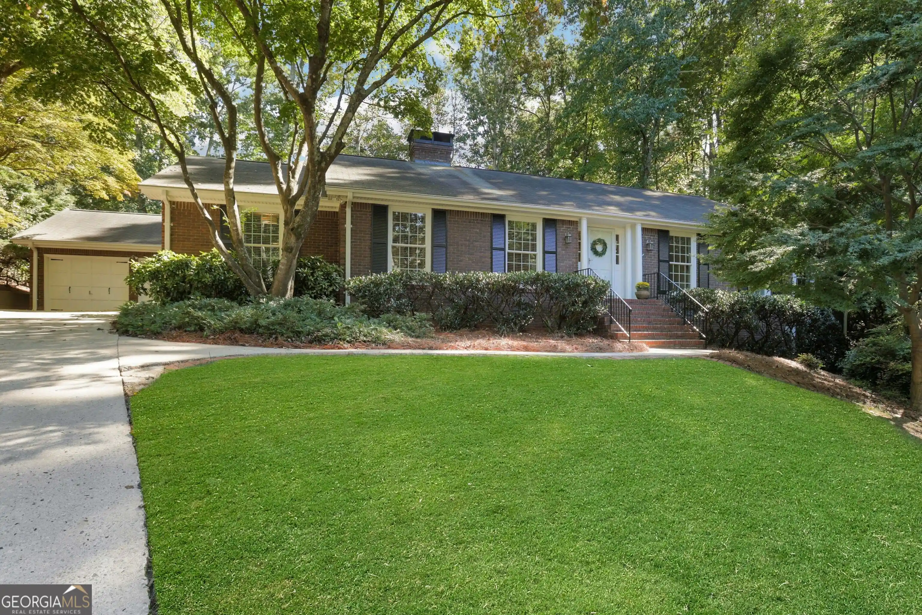 Photo 1 of Single family home for sale at 400 Hunters Glen Ct, Atlanta, GA 30328 | MLS# 10869367 | Listing updated on 2026-10-25