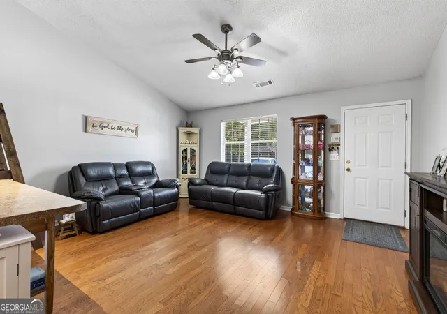 Photo 3 of Sale Pending at 2915 Florence Dr, Gainesville, GA 30504 | MLS# 10829949 | Listing updated on 2026-10-02
