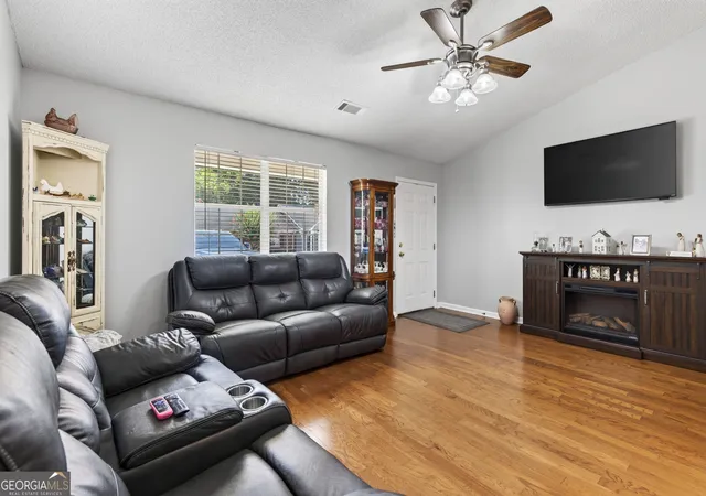 Photo 4 of Sale Pending at 2915 Florence Dr, Gainesville, GA 30504 | MLS# 10829949 | Listing updated on 2026-10-02