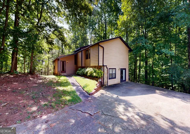 Photo 2 of Single family home for sale at 6562 Oakwood Dr, Douglasville, GA 30135 | MLS# 10828134 | Listing updated on 2026-09-11
