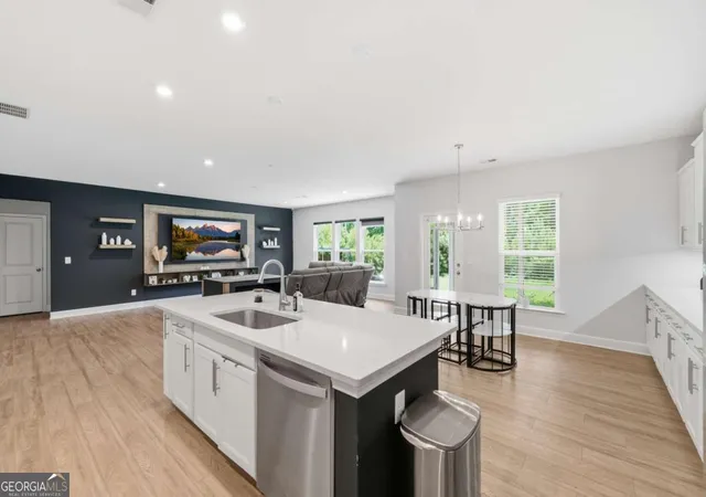 Photo 2 of Single family home for sale at 669 Fairway Dr, Acworth, GA 30101 | MLS# 10789805 | Listing updated on 2026-10-30