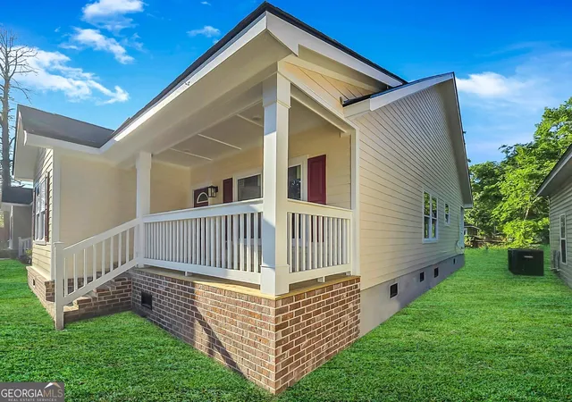 Photo 4 of Single family home for sale at 2003 Tuskegee St, Savannah, GA 31405 | MLS# 10640093 | Listing updated on 2026-05-19
