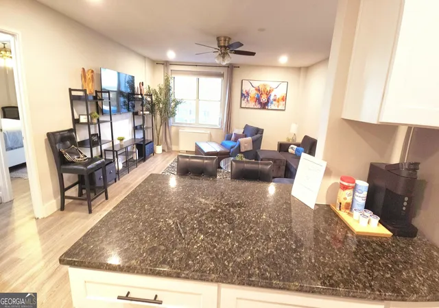 Listing Photo 4 - Condo for sale in building located at 300 W Peachtree St 23 E, Atlanta, GA 30308 - Unit #23E