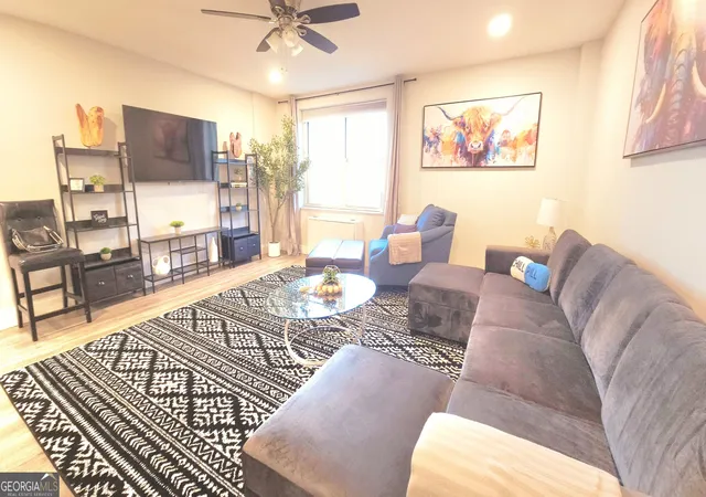 Listing Photo 5 - Condo for sale in building located at 300 W Peachtree St 23 E, Atlanta, GA 30308 - Unit #23E