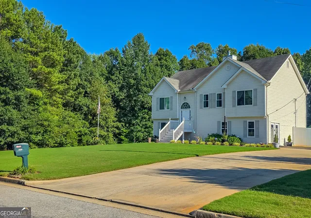 Photo 3 of Single family home for sale at 1016 Hamilton Dr, Locust Grove, GA 30248 | MLS# 10830210 | Listing updated on 2026-09-03