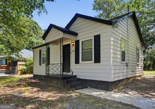 Photo 3 of Sale Pending at 1693 Concord Dr Se, Marietta, GA 30060 | MLS# 10826502 | Listing updated on 2026-10-05
