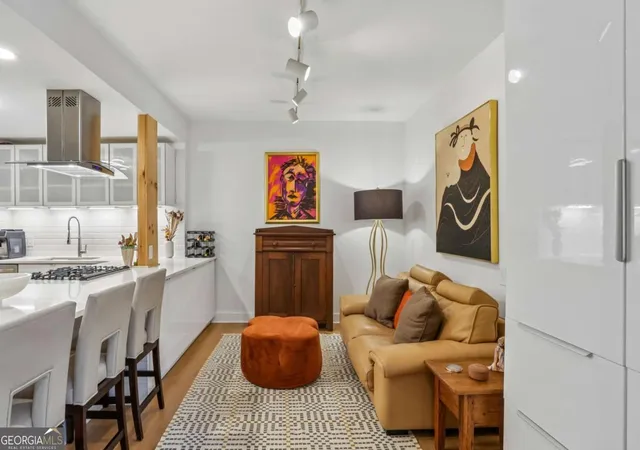 Listing Photo 4 - Condo for sale in building located at 2632 Peachtree Rd Nw, Atlanta, GA 30305 - Unit #302B