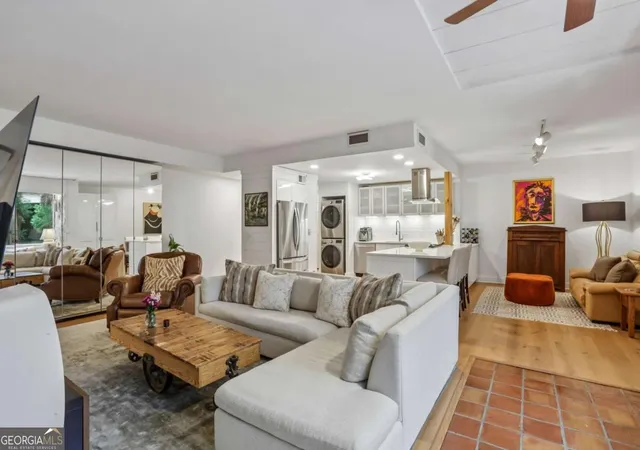 Listing Photo 5 - Condo for sale in building located at 2632 Peachtree Rd Nw, Atlanta, GA 30305 - Unit #302B