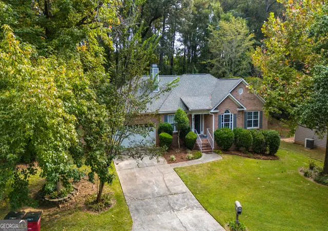 Photo 3 of Sale Pending at 105 Wexford Cir, Macon, GA 31210 | MLS# 10607726 | Listing updated on 2025-09-24