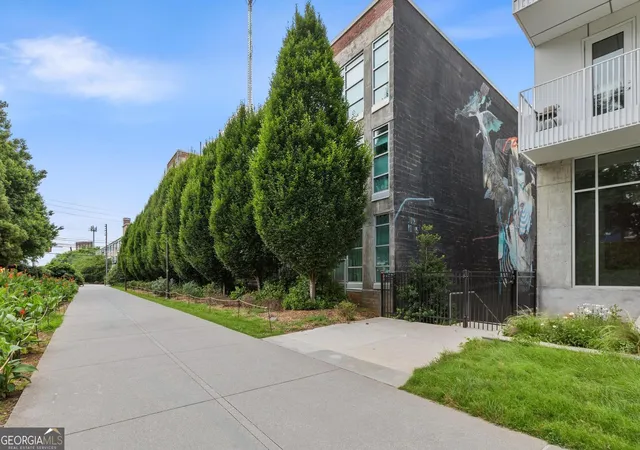 Listing Photo 2 - Condo for sale in building located at 890 Memorial Dr Se, Atlanta, GA 30316 - Unit #207