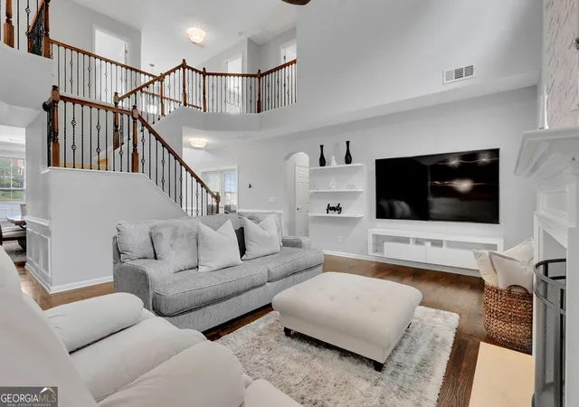 Photo 3 of Single family home for sale at 923 Van Briggle Path Ne, Sugar Hill, GA 30518 | MLS# 10813505 | Listing updated on 2026-09-18