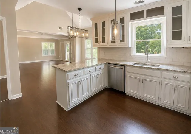 Photo 2 of Single family home for sale at 4380 Dunmore Rd Ne, Marietta, GA 30068 | MLS# 10799385 | Listing updated on 2026-09-19