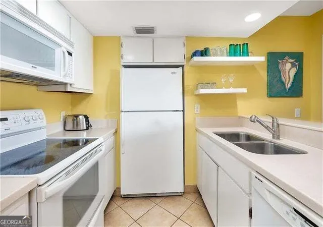 Listing Photo 4 - Condo for sale in building located at 1524 Wood Ave, St. Simons, GA 31522 - Unit #215