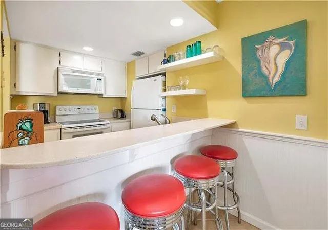 Listing Photo 5 - Condo for sale in building located at 1524 Wood Ave, St. Simons, GA 31522 - Unit #215