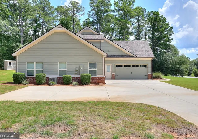 Photo 3 of Single family home for sale at 1414 Maple Cove Ln, Loganville, GA 30052 | MLS# 10824166 | Listing updated on 2026-09-11