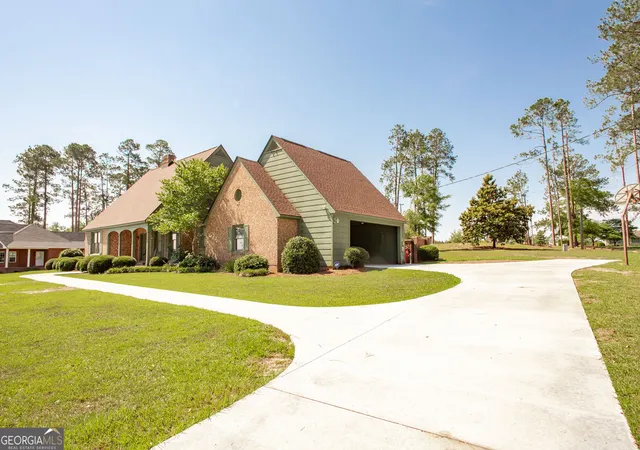 Homes for sale in Alma, GA | 220 Lakeshore Dr, Alma, GA 31510 | MLS# 10784455